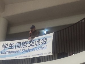 President Arakawa sang “Yesterday”<br />accompanied by an international student<br />Mr. Congnan Jiang’s guitar.
