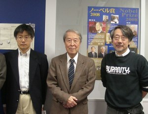 (from left)<br />Koji Itoyama, Professor of Graduate School of Science/<br />Director of NITEP*,<br />Yoichiro Nambu, Distinguished Professor Emeritus,<br />Yoshihiro Ohnita, Professor
