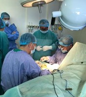 Instruction during a<br />live internal shunt surgery<br />right: Lecturer Naganuma<br />left: Assoc. Professor Uchida