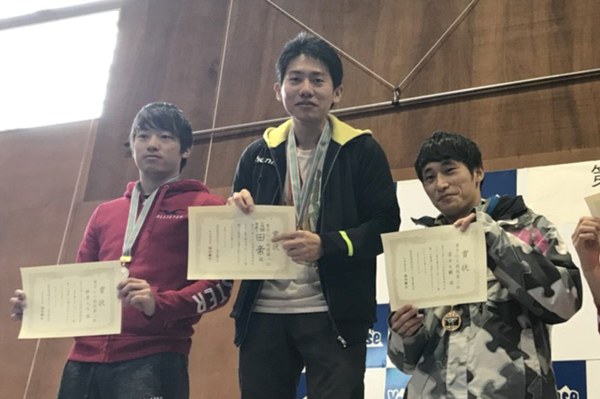 男子GS（大回転）、男子SL（回転）で２冠４連覇を達成した福田帝さん（写真中央）