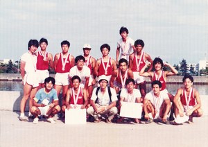 奥田善久さん（写真左端）