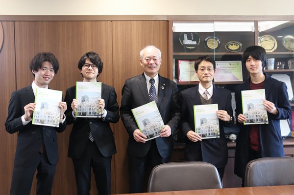 写真左より山崎耕平さん、直井亮太郎さん、荒川学長、水谷准教授、鳥居駿さん